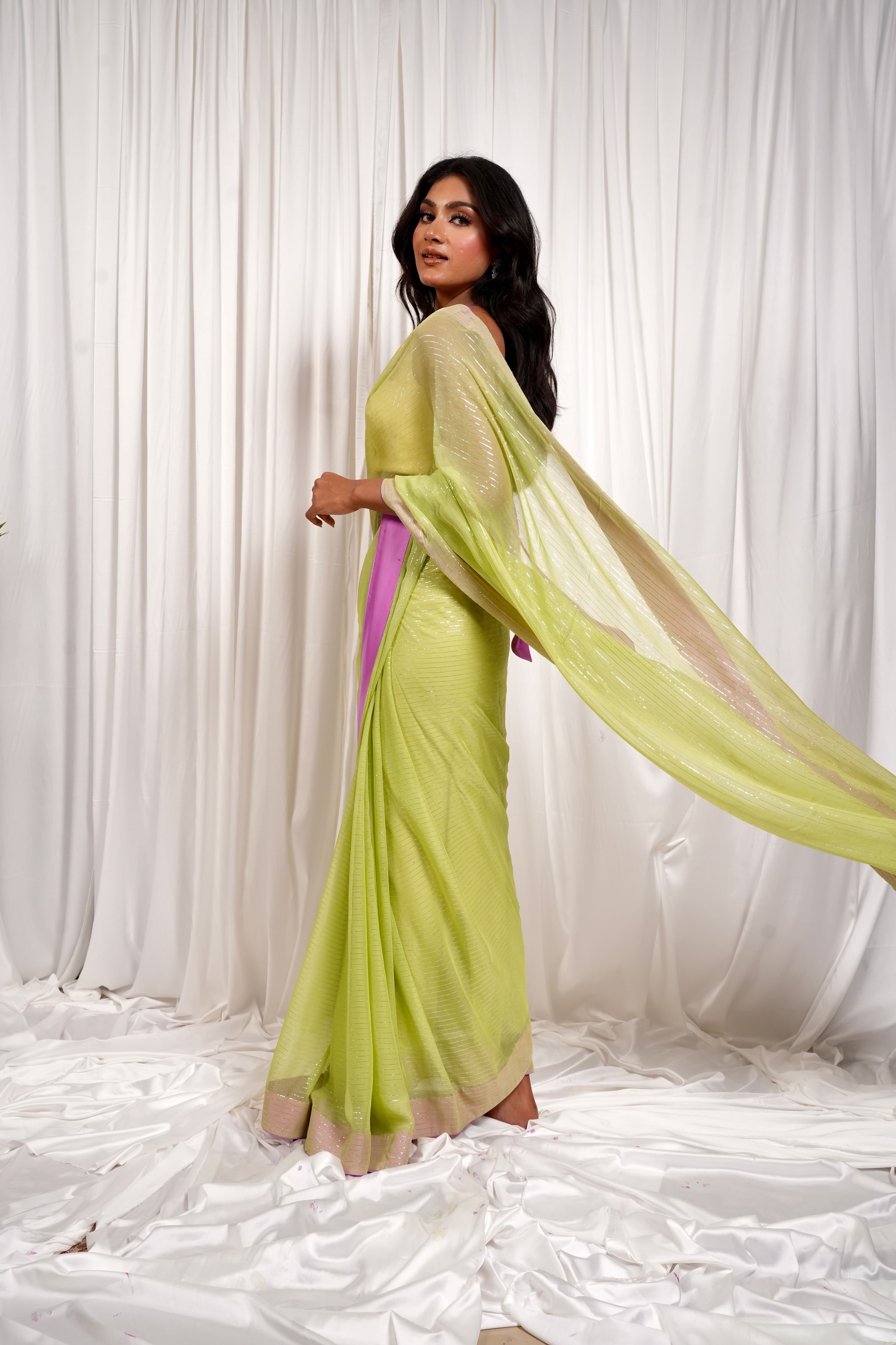 Queens moment parrot green
